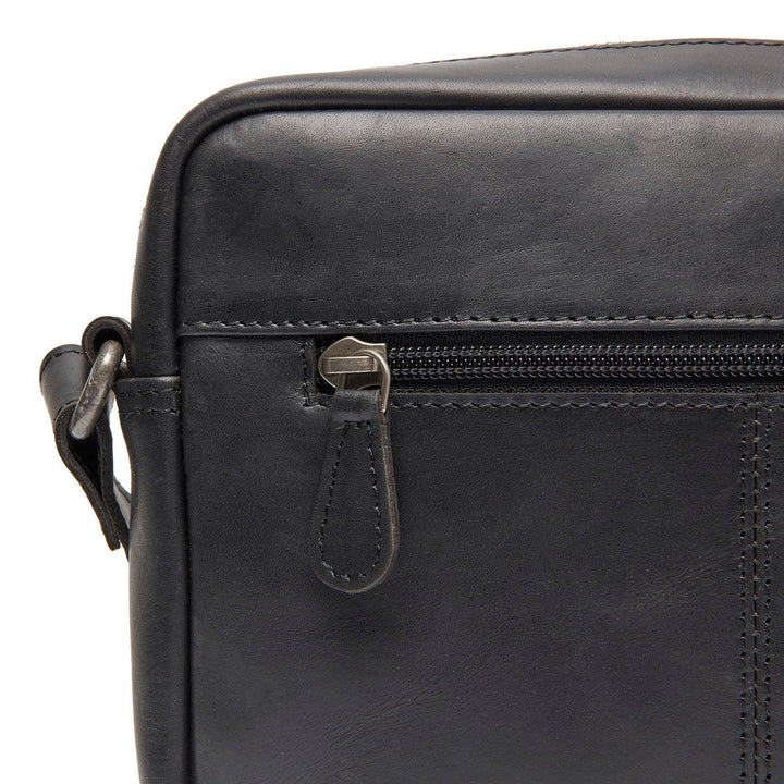 Details van het leer van The Chesterfield Westmere crossbodytas in het zwart #kleur_zwart