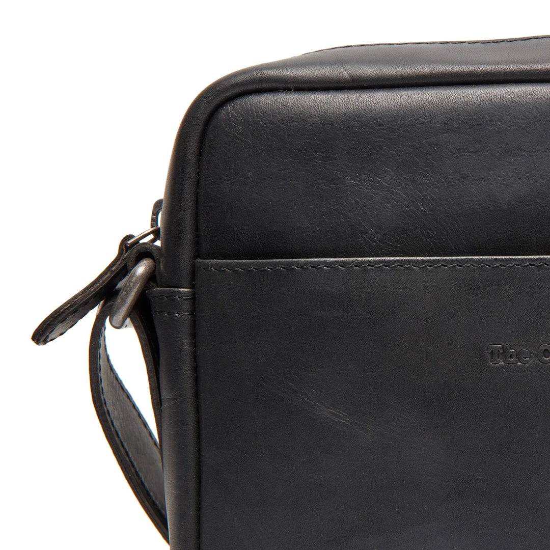 Details van het leer van The Chesterfield Westmere crossbodytas in het zwart #kleur_zwart