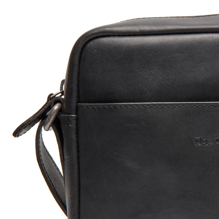 Details van het leer van The Chesterfield Westmere crossbodytas in het zwart #kleur_zwart