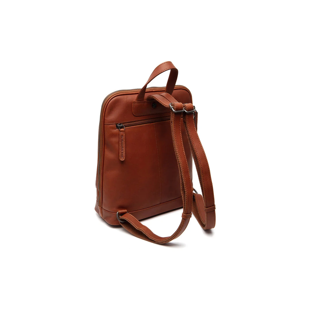 Achterkant van The Chesterfield Floran leren rugzak in cognac #kleur_cognac