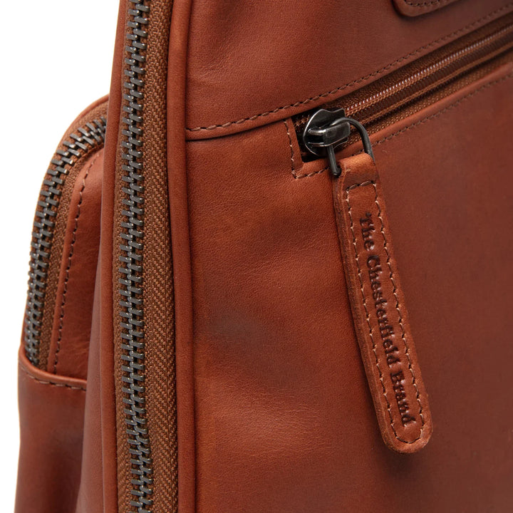 Details van The Chesterfield Floran leren rugzak in cognac #kleur_cognac