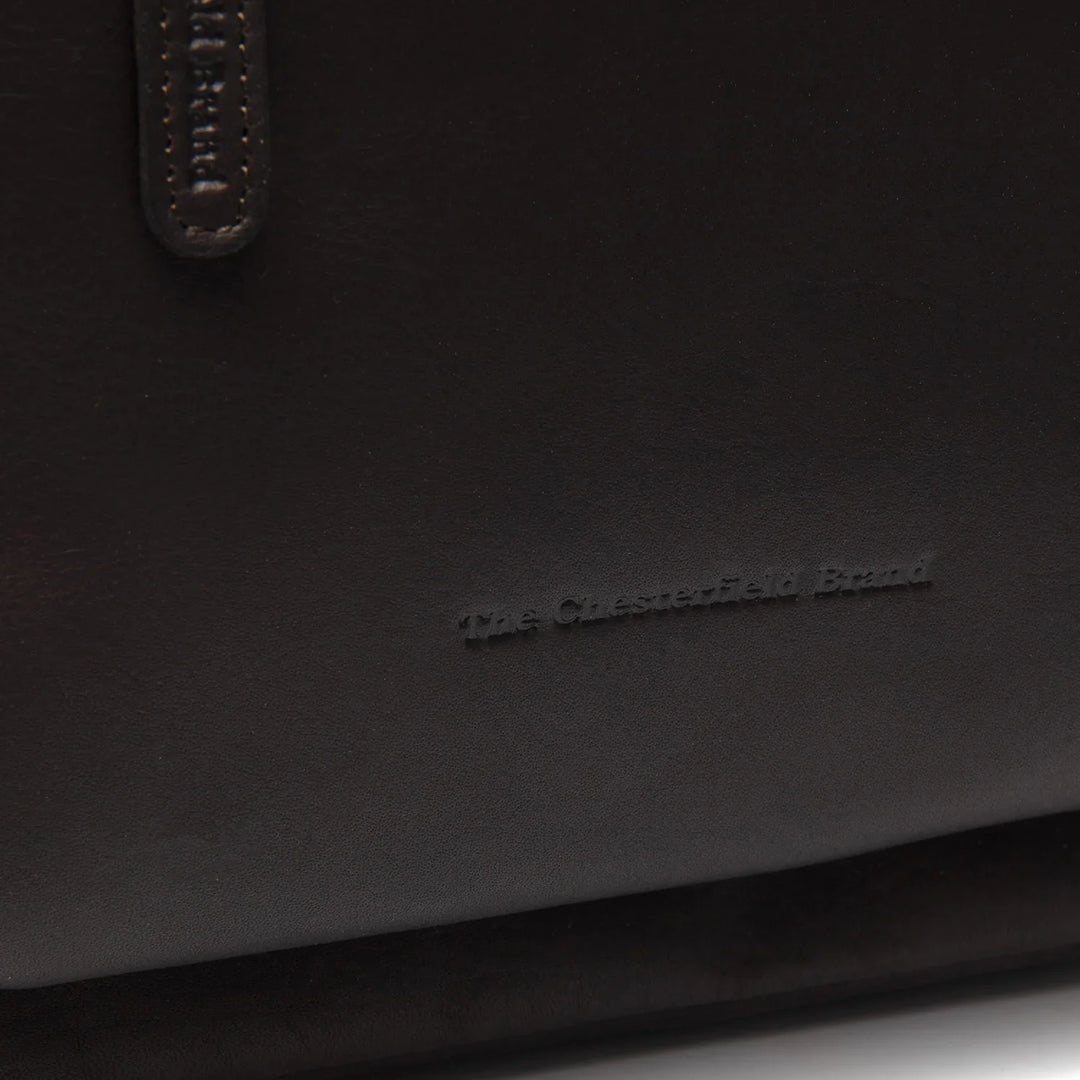 Details van het leer van de The Chesterfield Floran leren rugzak in donkerbruin #kleur_donkerbruin
