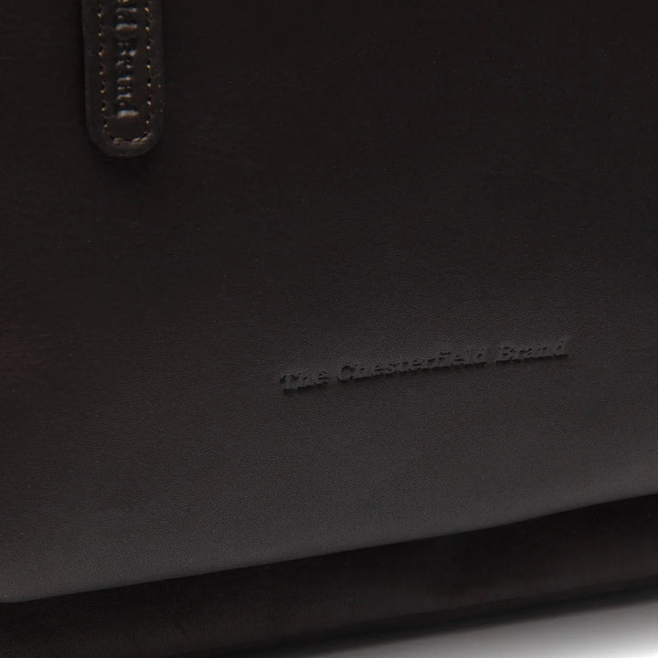 Details van het leer van de The Chesterfield Floran leren rugzak in donkerbruin #kleur_donkerbruin