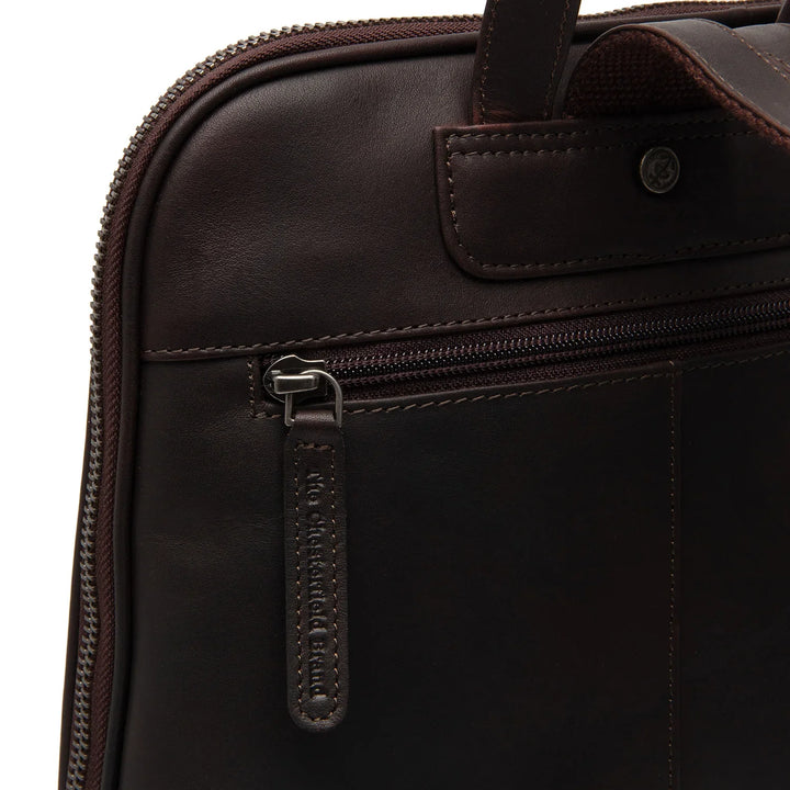 Achterkant van The Chesterfield Floran leren rugzak in donkerbruin #kleur_donkerbruin