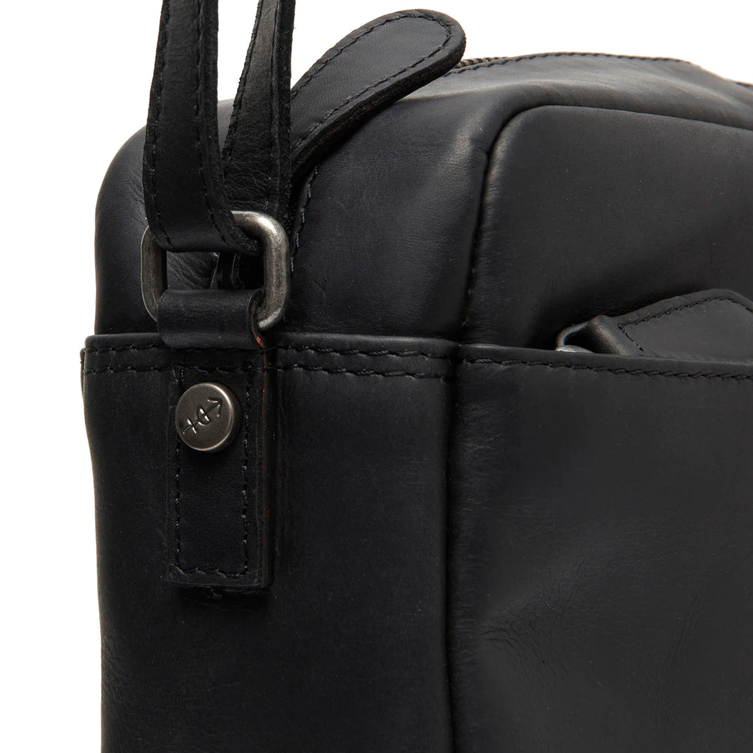 Details van het leer van The Chesterfield Arona leren crossbody tas zwart #kleur_zwart