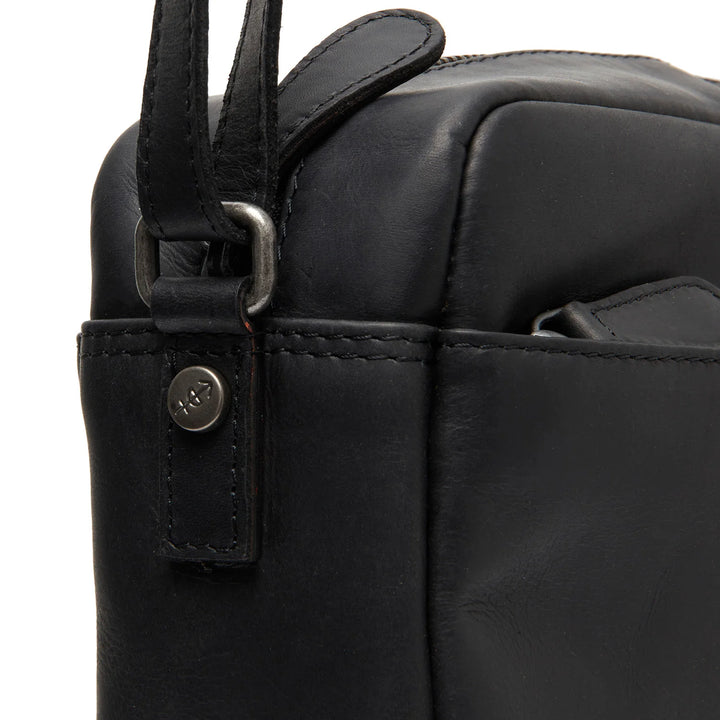 Details van het leer van The Chesterfield Arona leren crossbody tas zwart #kleur_zwart