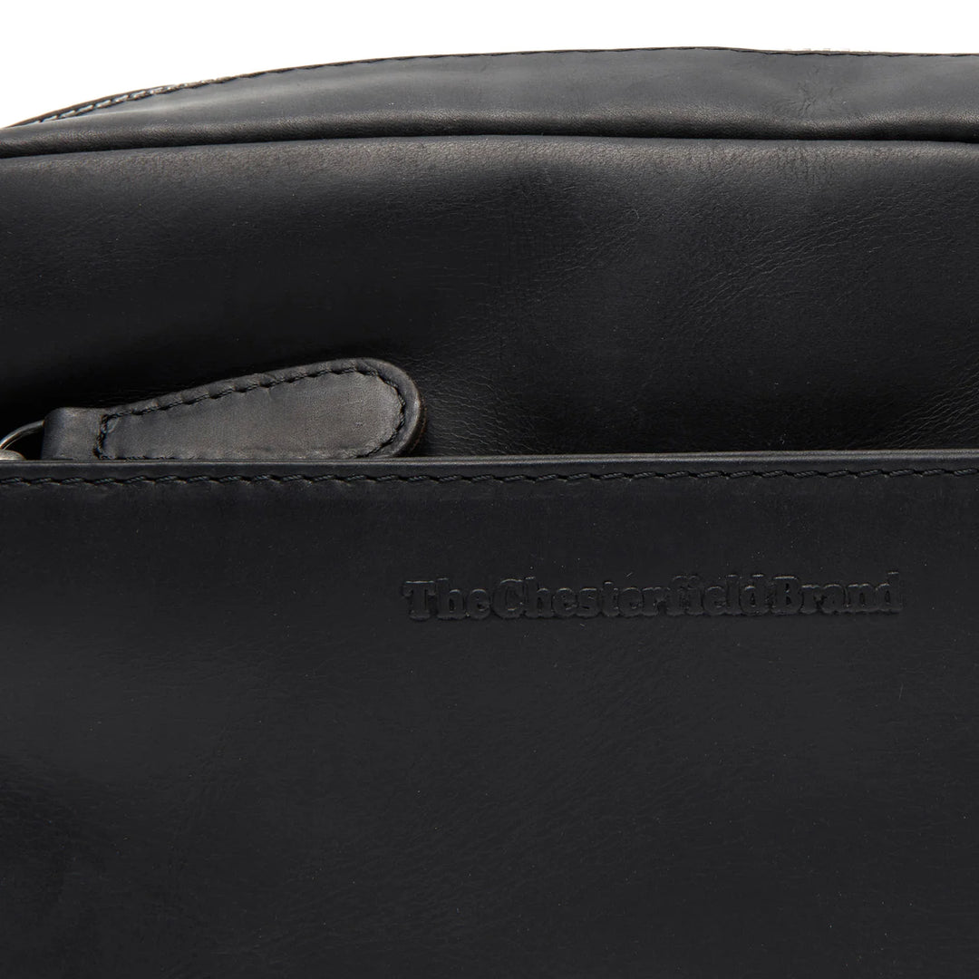 Details van het leer van The Chesterfield Arona leren crossbody tas zwart #kleur_zwart