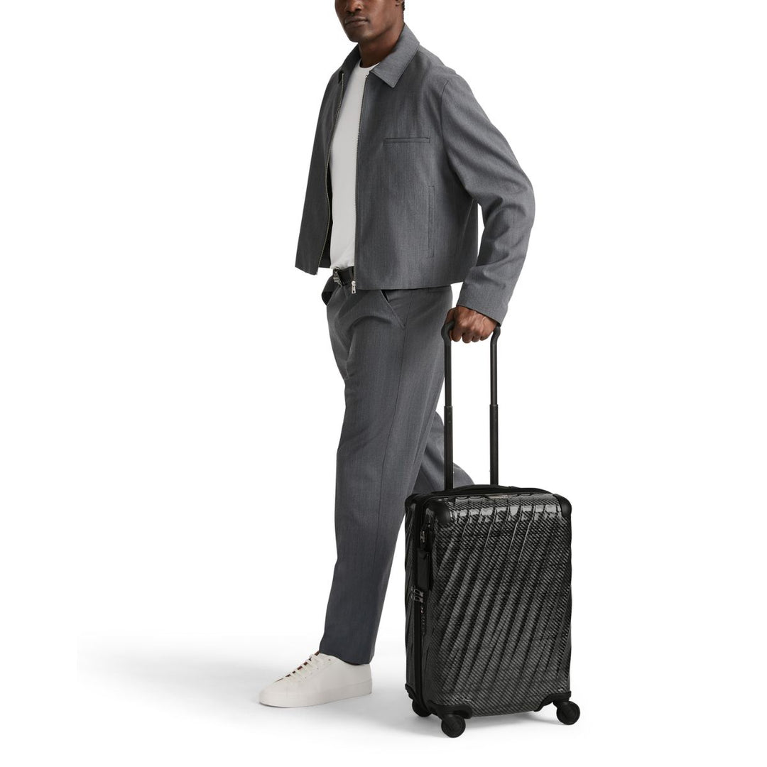 De Tumi 19 degree lite handbagage zwart  in gebruik #kleur_zwart