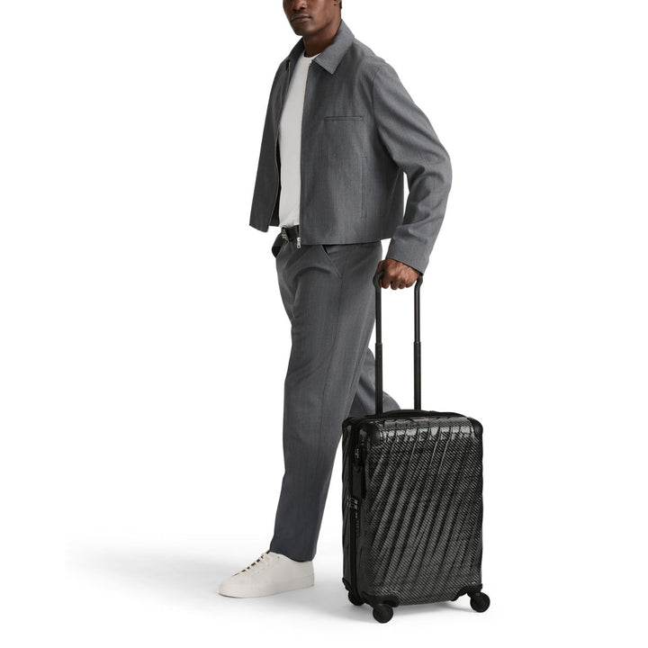 De Tumi 19 degree lite handbagage zwart  in gebruik #kleur_zwart