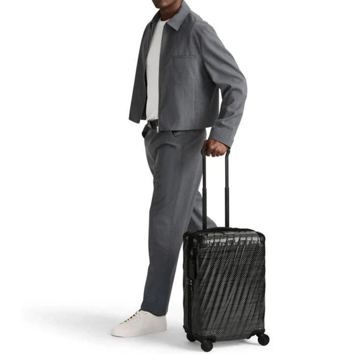 De Tumi 19 degree Lite titanium op model #kleur_titanium