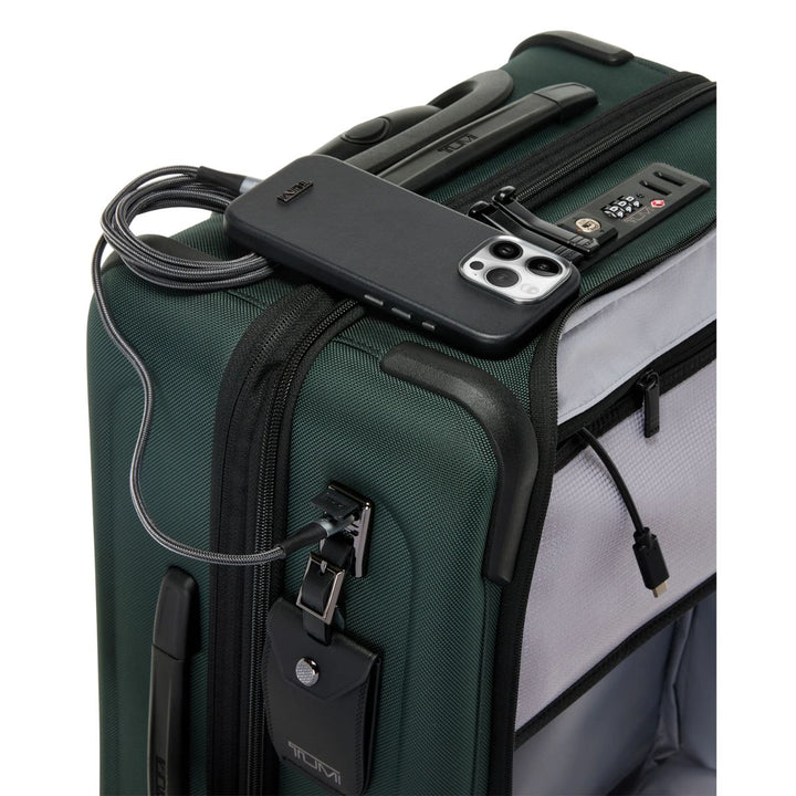 USB-poort in gebruik van de Tumi handbagage in Deep pine #kleur_deep-pine