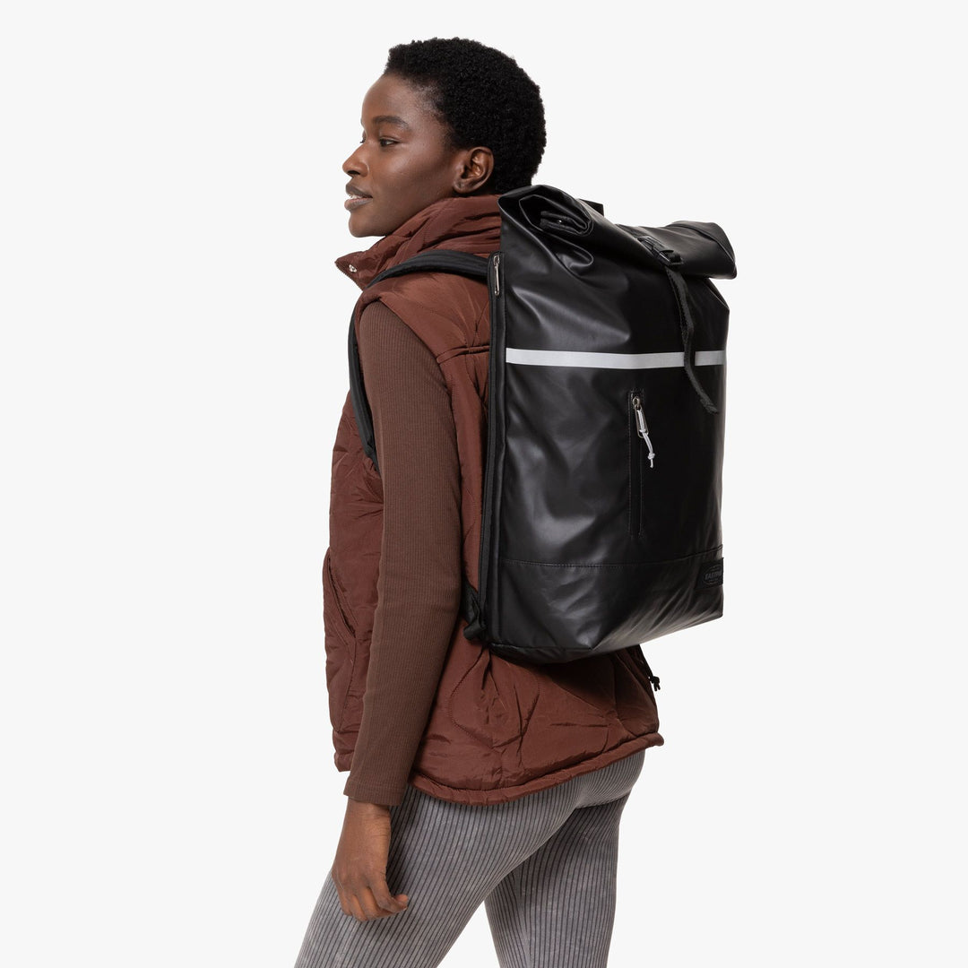 In gebruik van de Eastpak Up Roll Bike Tarp rugzak Black #kleur_black