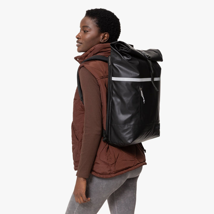 In gebruik van de Eastpak Up Roll Bike Tarp rugzak Black #kleur_black