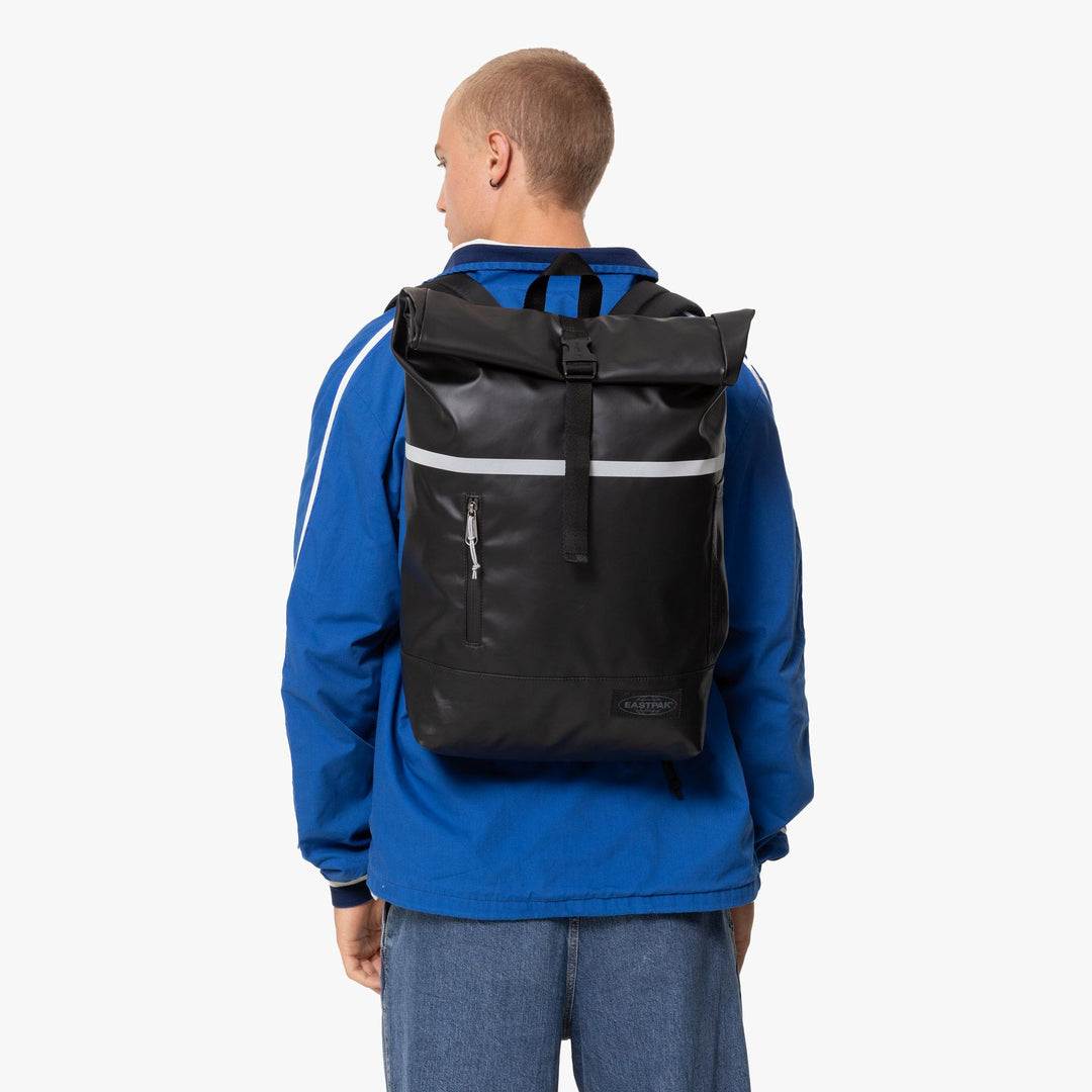 Op model van de Eastpak Up Roll Bike Tarp rugzak Black #kleur_black