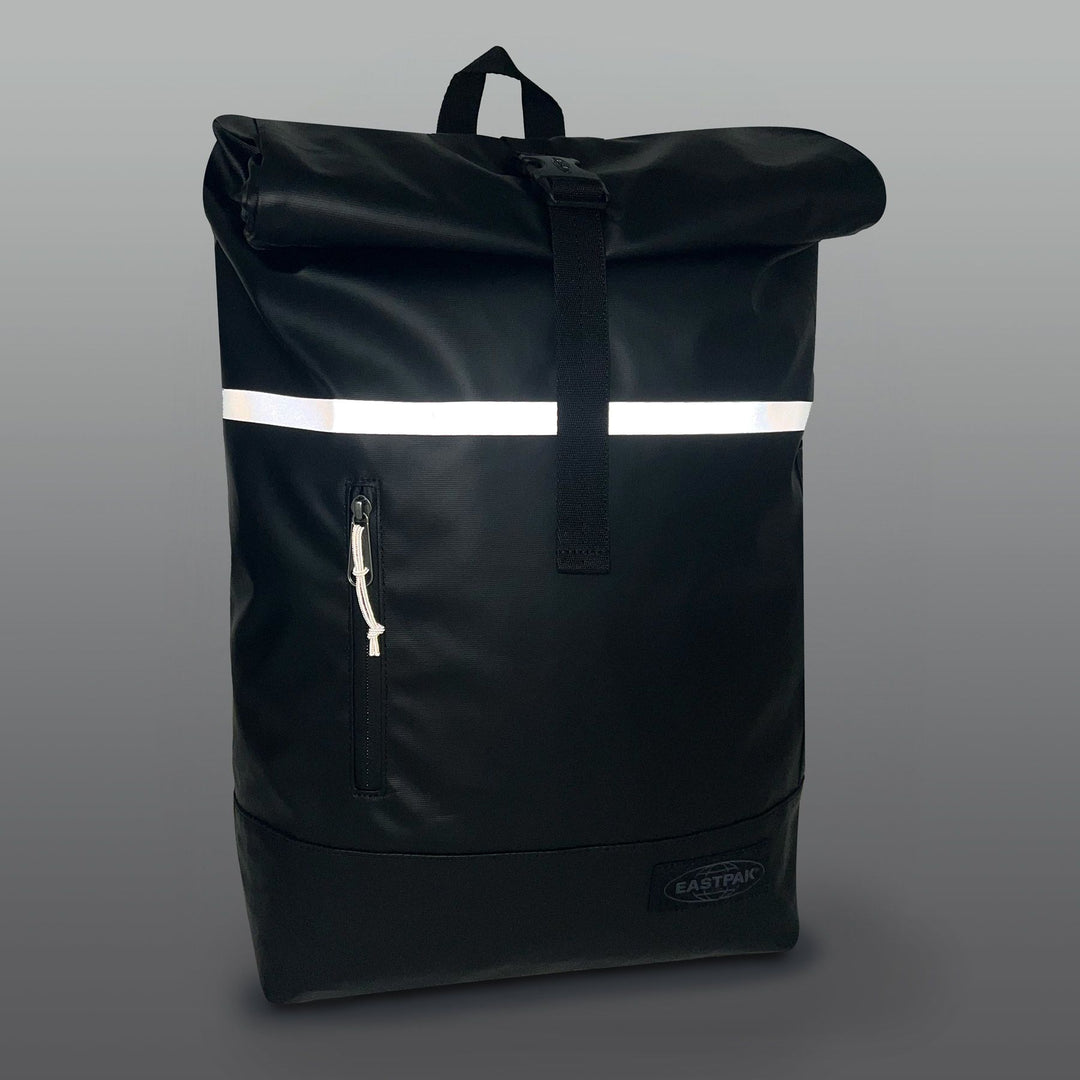 Avond zicht van de  Eastpak Up Roll Bike Tarp rugzak Black #kleur_black