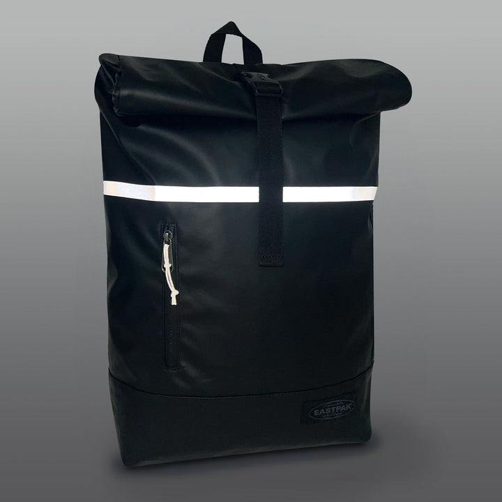 Avond zicht van de  Eastpak Up Roll Bike Tarp rugzak Black #kleur_black
