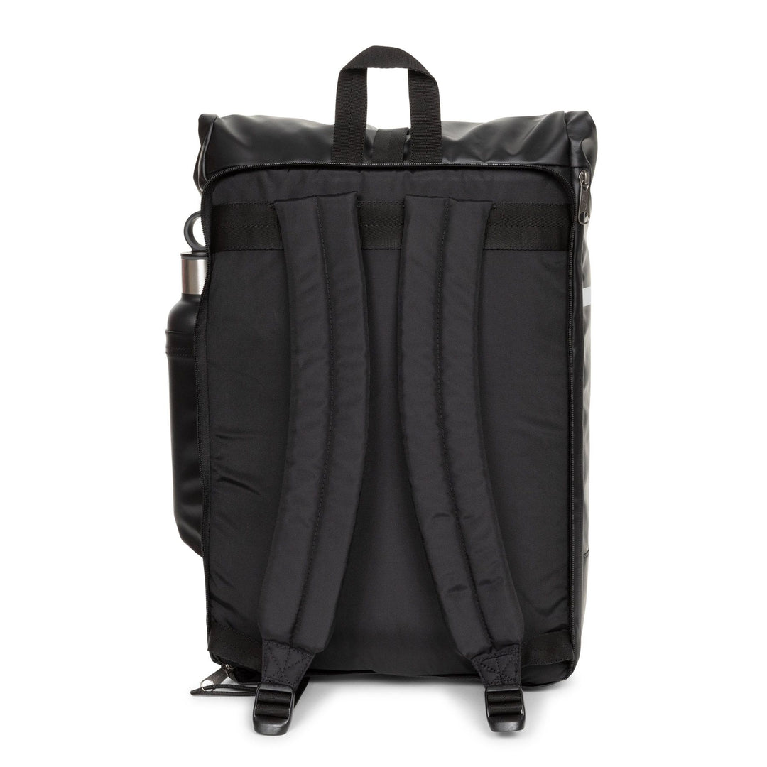 Achterkant in gebruik van de Eastpak Up Roll Bike Tarp rugzak Black #kleur_black
