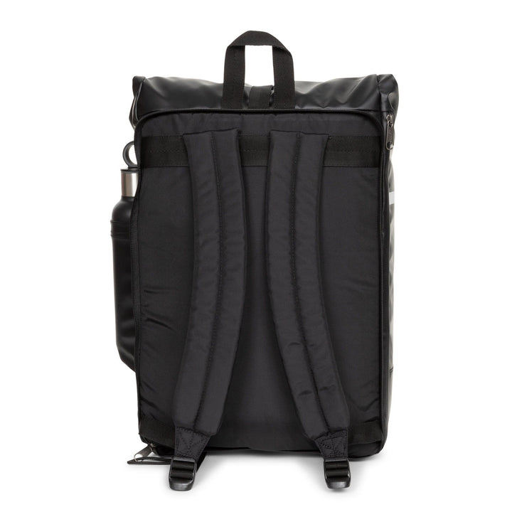 Achterkant in gebruik van de Eastpak Up Roll Bike Tarp rugzak Black #kleur_black