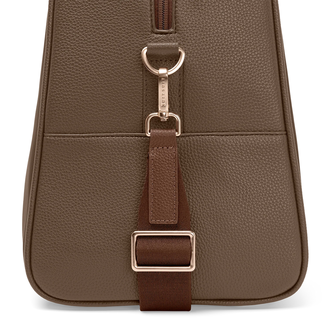 Zijkant met schouderband van de SUITSUIT Weekender uit de Serenity collectie moon-stone #kleur_moon-stone