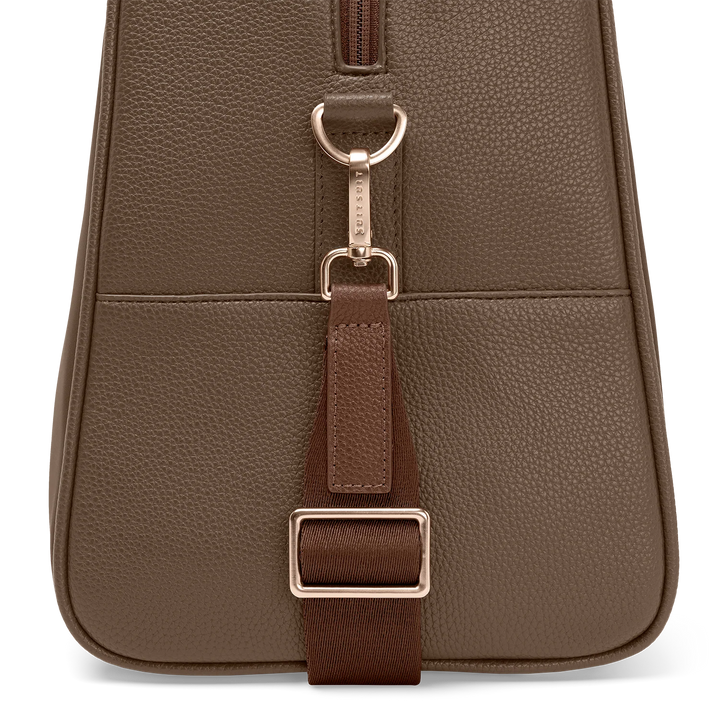 Zijkant met schouderband van de SUITSUIT Weekender uit de Serenity collectie moon-stone #kleur_moon-stone