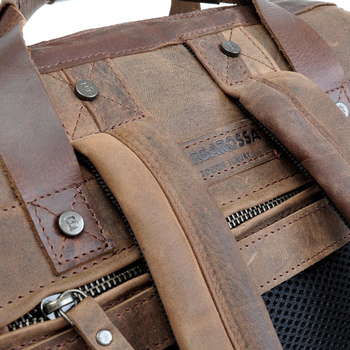 Details van het leer#kleur_donker-bruin