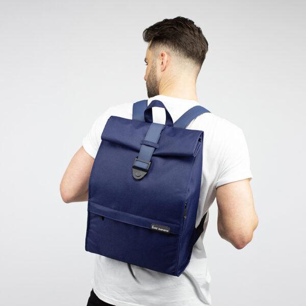 Op model Bold Banana Roll top laptop rugzak navy #kleur_navy
