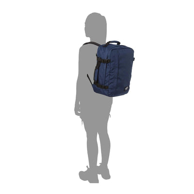 Op model Cabinzero Classic 36 Liter navy #kleur_navy