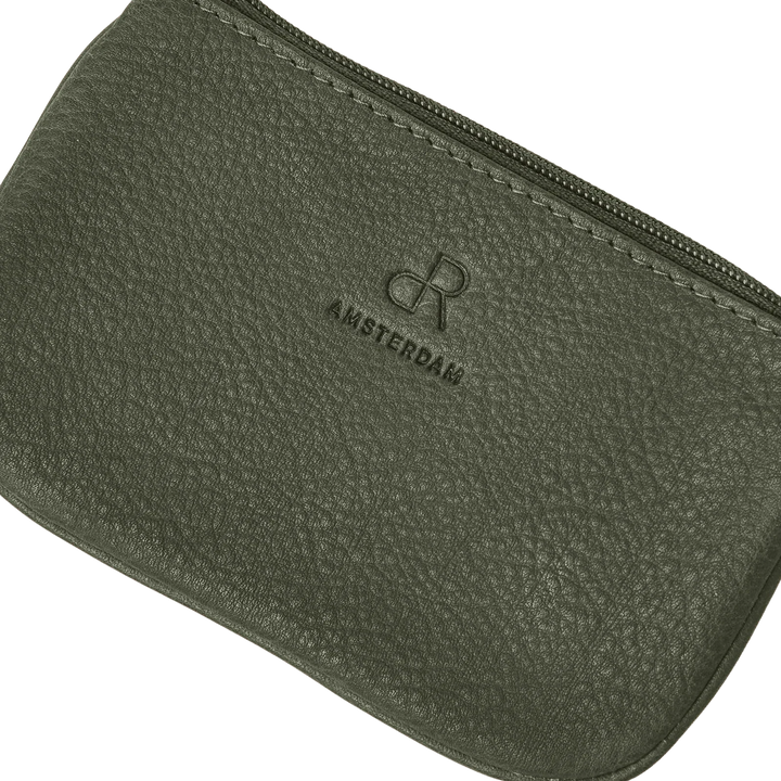 Details van het materiaal van de dR Amsterdam Olijf sleutel etui #kleur_olijf