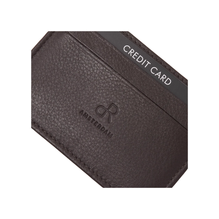 Details van het materiaal van de dR Amsterdam _15619_ creditcard etui in het donkerbruin #kleur_donkerbruin