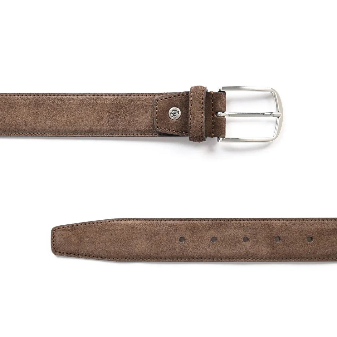 Voor en achterkant van de Castelijn en beerens suede herenriem mocca #kleur_mocca