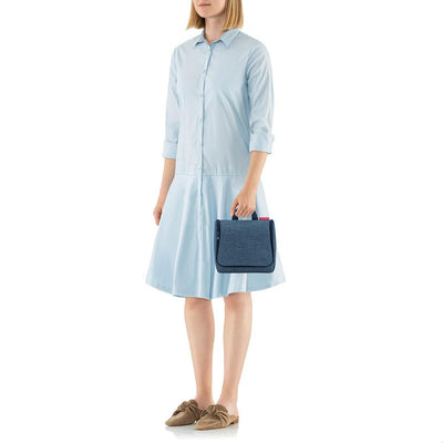 Op model #kleur_blauw