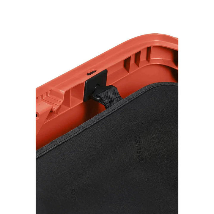 binnenkant Samsonite Magnum handbagage op model #kleur_bright-orange