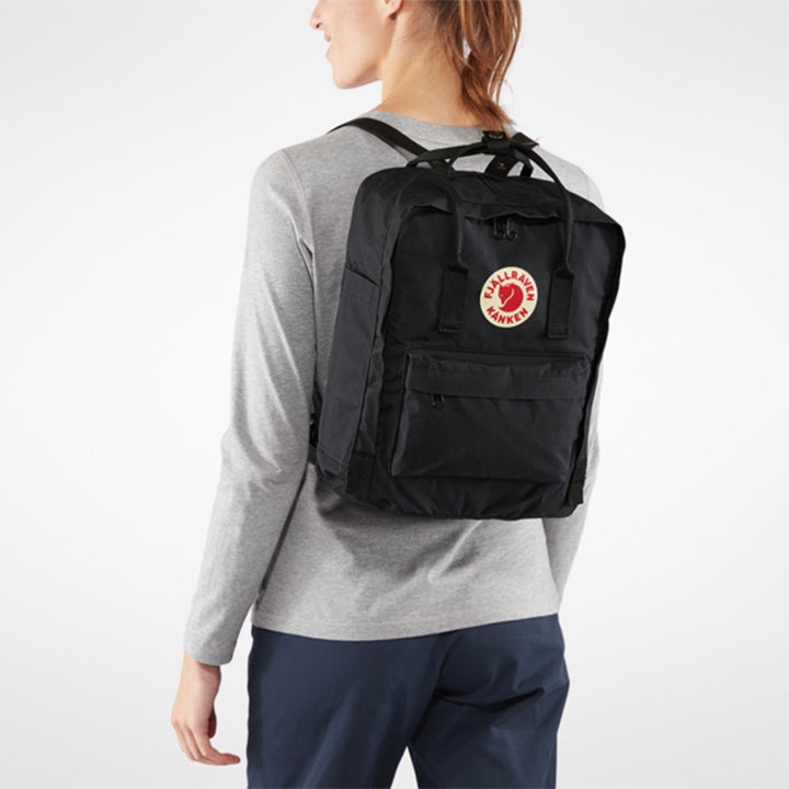 Op model Fjallraven Kanken Rugzak Super grey #kleur_super-grey